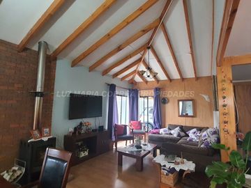 Encanto Residencial en La Calera: Hermosa Casa de 4 Dormitorios con Piscina y 3 estacionamientos