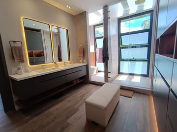 New, Modern 5 Bedroom Home in Residential Community, Heart of Llanogrande, Rionegro