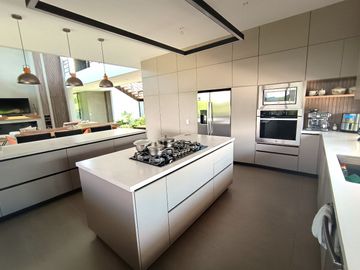 New, Modern 5 Bedroom Home in Residential Community, Heart of Llanogrande, Rionegro