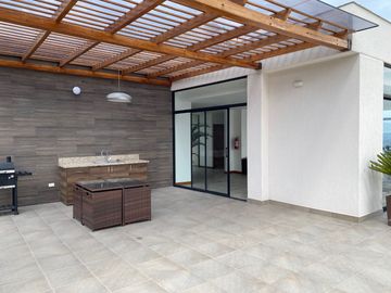 Departamento de venta con patio / jardin en Cumbaya