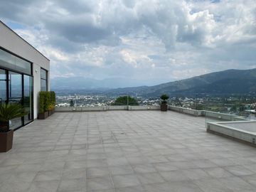 Departamento de venta con patio / jardin en Cumbaya