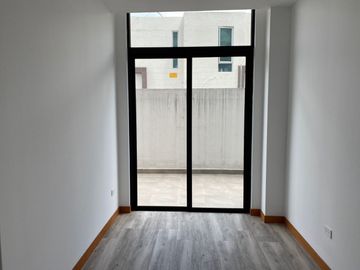 Departamento de venta con patio / jardin en Cumbaya