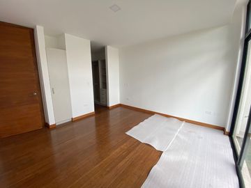 Departamento de venta con patio / jardin en Cumbaya