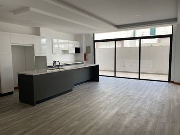 Departamento de venta con patio / jardin en Cumbaya