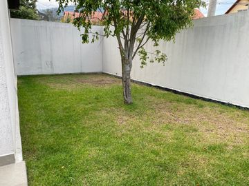 Departamento de venta con patio / jardin en Cumbaya