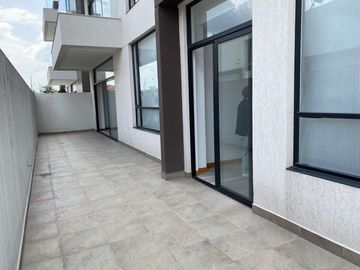 Departamento de venta con patio / jardin en Cumbaya
