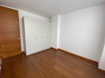 Departamento de venta con patio / jardin en Cumbaya