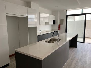 Departamento de venta con patio / jardin en Cumbaya