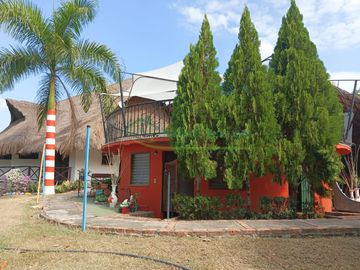 VENDEMOS HERMOSA FINCA CON ARBOLES FRUTALES Y LAGO.