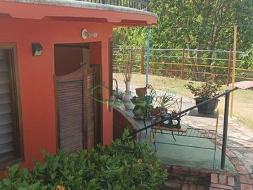 VENDEMOS HERMOSA FINCA CON ARBOLES FRUTALES Y LAGO.