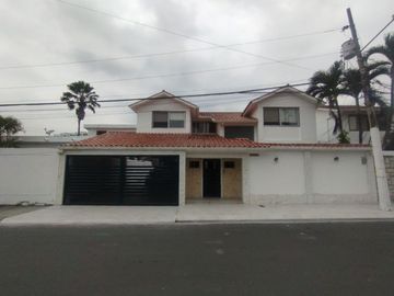 VENTA DE CASA EN URB. PUERTO AZUL - VÍA A LA COSTA