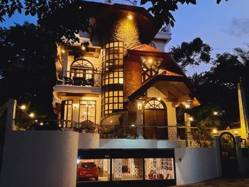 GOOD FOR COMMERCIAL HOUSE & LOT NEWLY RENOVATED WITH SPECTACULAR VIEWS FOR SALE