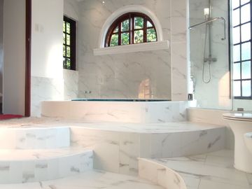 GOOD FOR COMMERCIAL HOUSE & LOT NEWLY RENOVATED WITH SPECTACULAR VIEWS FOR SALE