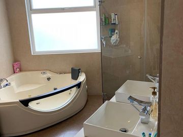 Amplia casa con Piscina 4 a 5 Dorm.. Sector  Rancho San Francisco