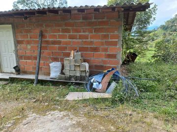Te vendo esta preciosa finca planita, nada de lomas, baratísima y muy bien situada.