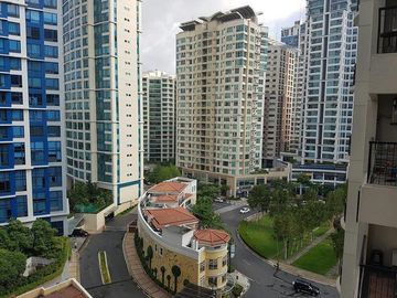 Condominium for sale in Forbeswood Heights in Brgy. Fort Bonifacio, Taguig City W/Parking Area