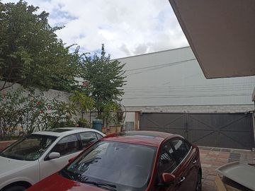 Casa muy amplia en venta , excelente ubicación