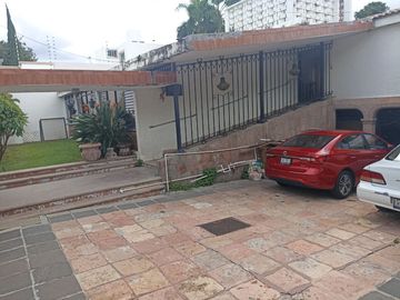 Casa muy amplia en venta , excelente ubicación