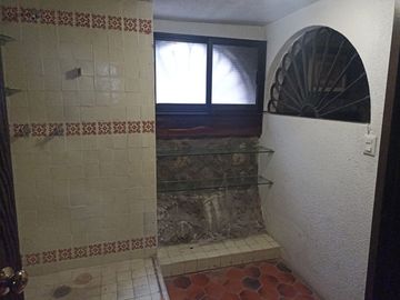 Casa muy amplia en venta , excelente ubicación