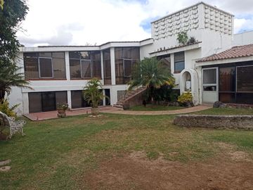 Casa muy amplia en venta , excelente ubicación
