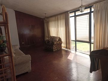 Casa muy amplia en venta , excelente ubicación