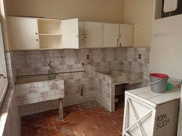 Casa muy amplia en venta , excelente ubicación