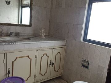 Casa muy amplia en venta , excelente ubicación