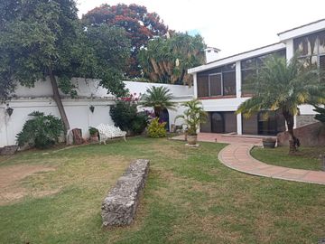 Casa muy amplia en venta , excelente ubicación