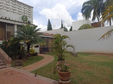 Casa muy amplia en venta , excelente ubicación