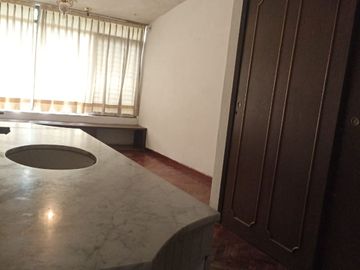 Casa muy amplia en venta , excelente ubicación
