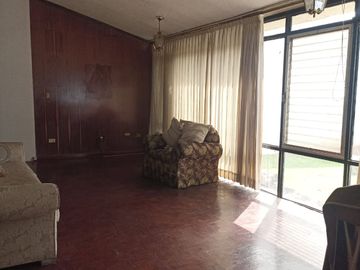 Casa muy amplia en venta , excelente ubicación