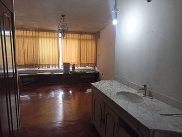 Casa muy amplia en venta , excelente ubicación