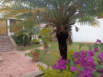 Casa muy amplia en venta , excelente ubicación