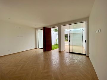 LINDA CASA EN VENTA URB. MIRAFLORES CONTRY CLUB-FRENTE A PARQUE