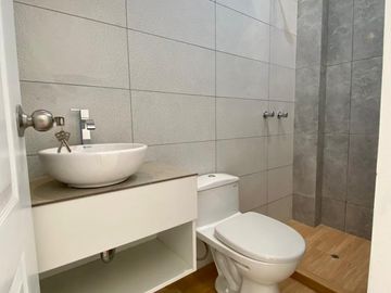 LINDA CASA EN VENTA URB. MIRAFLORES CONTRY CLUB-FRENTE A PARQUE
