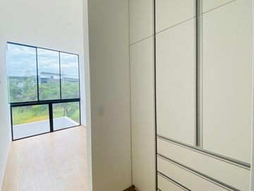 LINDA CASA EN VENTA URB. MIRAFLORES CONTRY CLUB-FRENTE A PARQUE