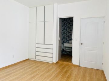 LINDA CASA EN VENTA URB. MIRAFLORES CONTRY CLUB-FRENTE A PARQUE