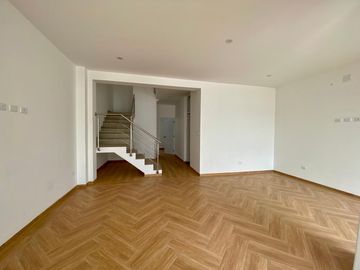 LINDA CASA EN VENTA URB. MIRAFLORES CONTRY CLUB-FRENTE A PARQUE