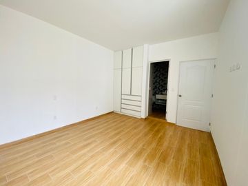 LINDA CASA EN VENTA URB. MIRAFLORES CONTRY CLUB-FRENTE A PARQUE