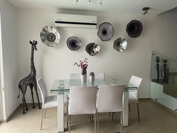 CASA EN VENTA EN CALZADAS DE ANAHUAC, ESCOBEDO, N.L.