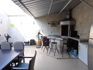 Se vende casa de 3 dormitorios amoblada en urb.beata mercedes Molina