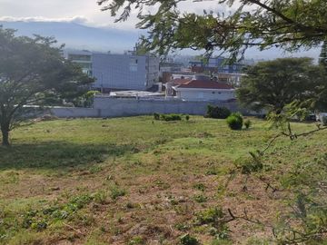 Vendo terreno de 1.586M2 en Urbanización exclusiva, en Cumbaya