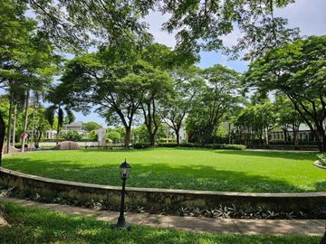 มัณฑนา บางนากม.13 สภาพบ้านภายในสภาพดีมาก บ้านเดี่ยว 2 ชั้น โซนหน้าโครงการ บนนื้อที่ 66.5 ตร.วา. พื้นที่ใช้สอย 230 ตรม. - ติดสวน หันทิศเหนือ โปร่ง ลมเย