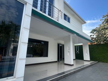 Casa en Venta en La Urbanización Puerto Azul - Vía La Costa
