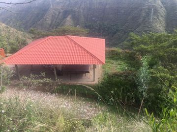 VENDO LINDA PROPIEDAD EN LA URBANIZACION LAS PEÑAS TUMBACO .