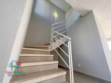 Casa en renta con 3 recámaras y jardín privado. Incluye mantenimiento