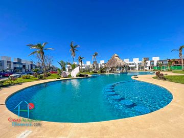Casa en renta con 3 recámaras y jardín privado. Incluye mantenimiento