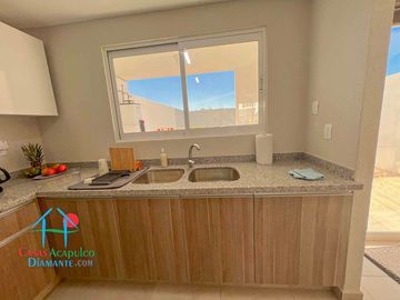 Casa en renta con 3 recámaras y jardín privado. Incluye mantenimiento