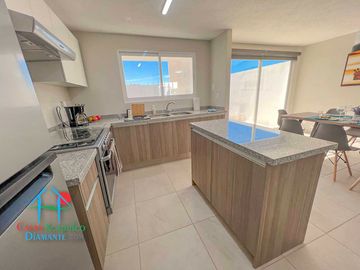 Casa en renta con 3 recámaras y jardín privado. Incluye mantenimiento