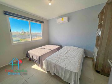 Casa en renta con 3 recámaras y jardín privado. Incluye mantenimiento